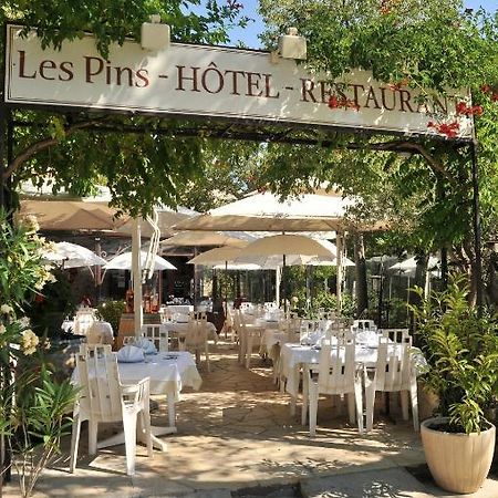 Les Pins Restaurant Et Chambre D'Hotes ซิญองส์-ลาเกสกาด ภายนอก รูปภาพ