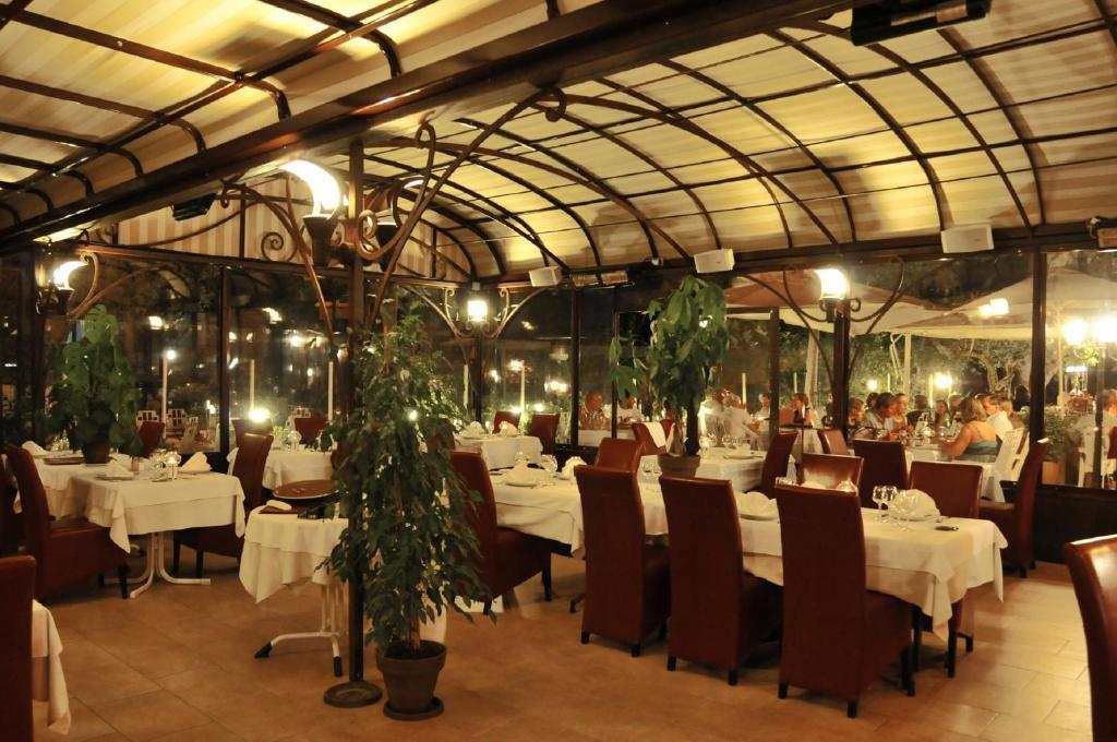 Les Pins Restaurant Et Chambre D'Hotes ซิญองส์-ลาเกสกาด ภายนอก รูปภาพ