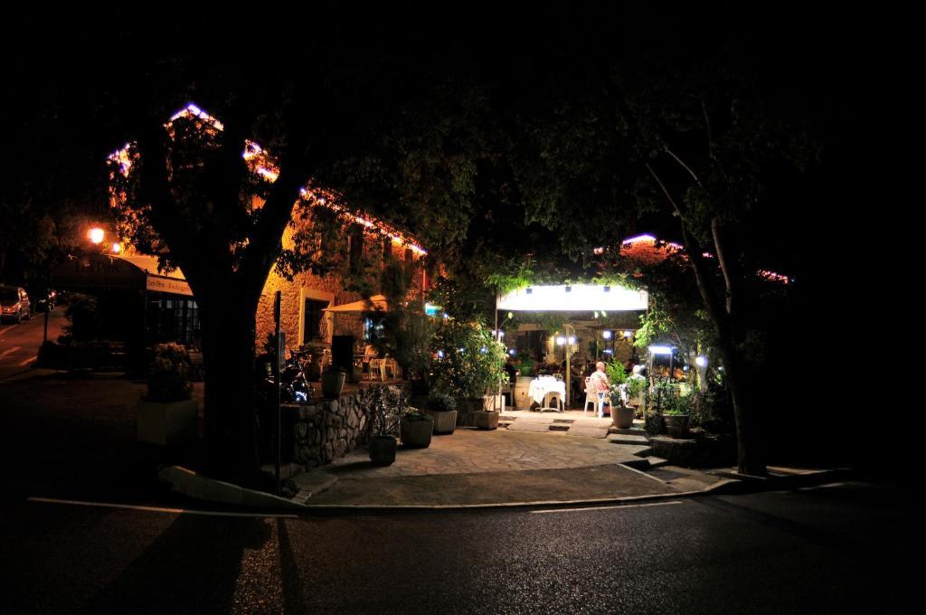 Les Pins Restaurant Et Chambre D'Hotes ซิญองส์-ลาเกสกาด ภายนอก รูปภาพ