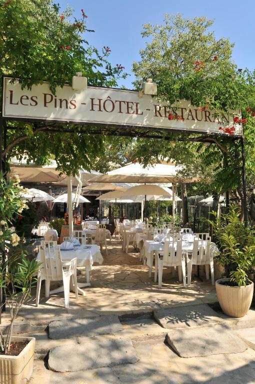 Les Pins Restaurant Et Chambre D'Hotes ซิญองส์-ลาเกสกาด ภายนอก รูปภาพ