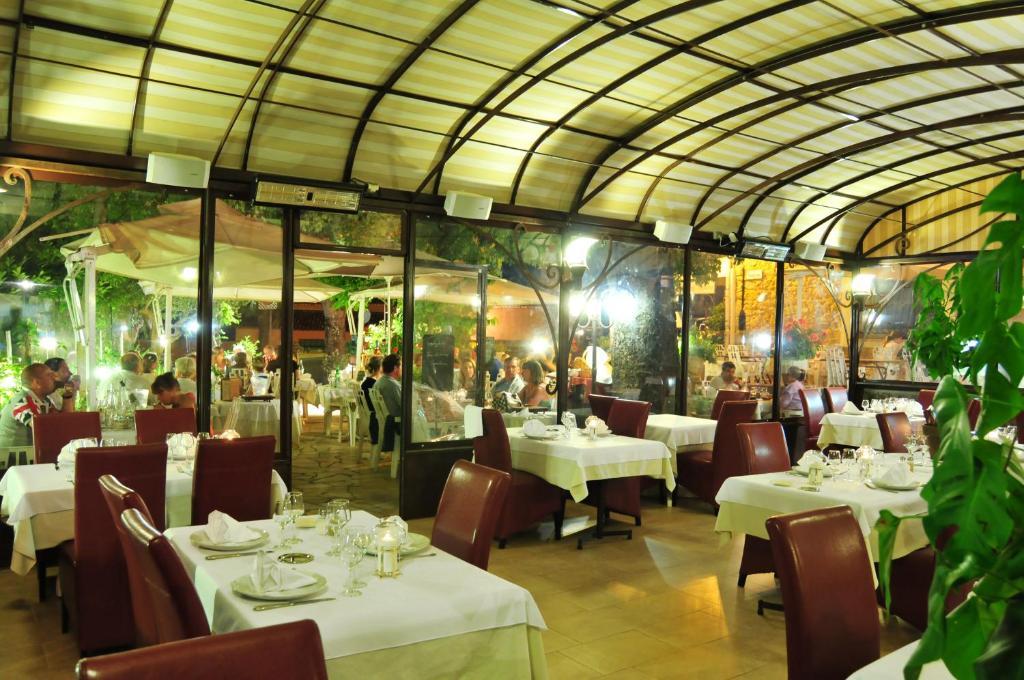 Les Pins Restaurant Et Chambre D'Hotes ซิญองส์-ลาเกสกาด ภายนอก รูปภาพ