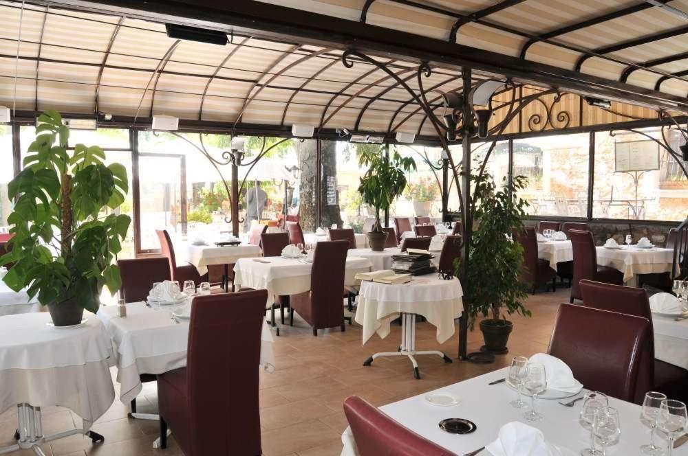 Les Pins Restaurant Et Chambre D'Hotes ซิญองส์-ลาเกสกาด ภายนอก รูปภาพ