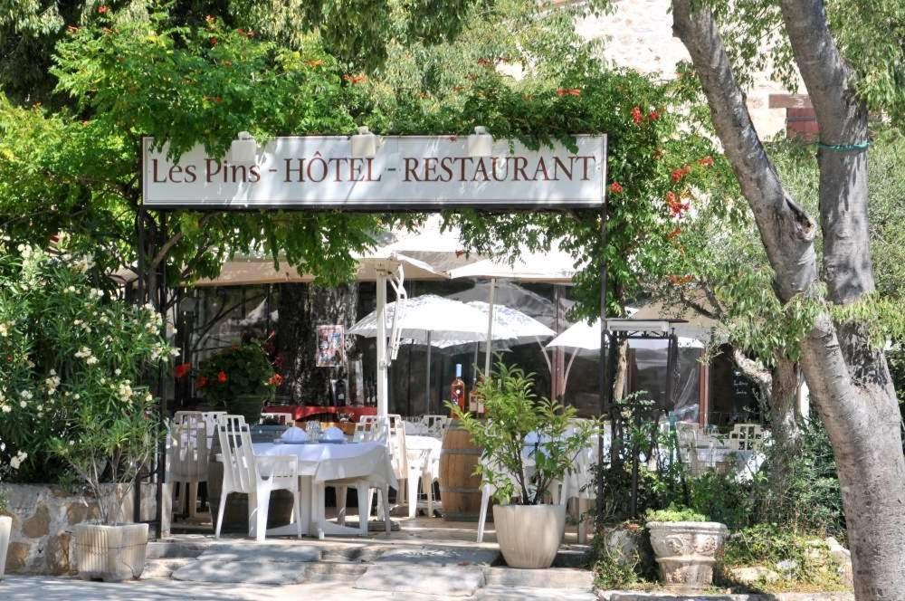 Les Pins Restaurant Et Chambre D'Hotes ซิญองส์-ลาเกสกาด ภายนอก รูปภาพ