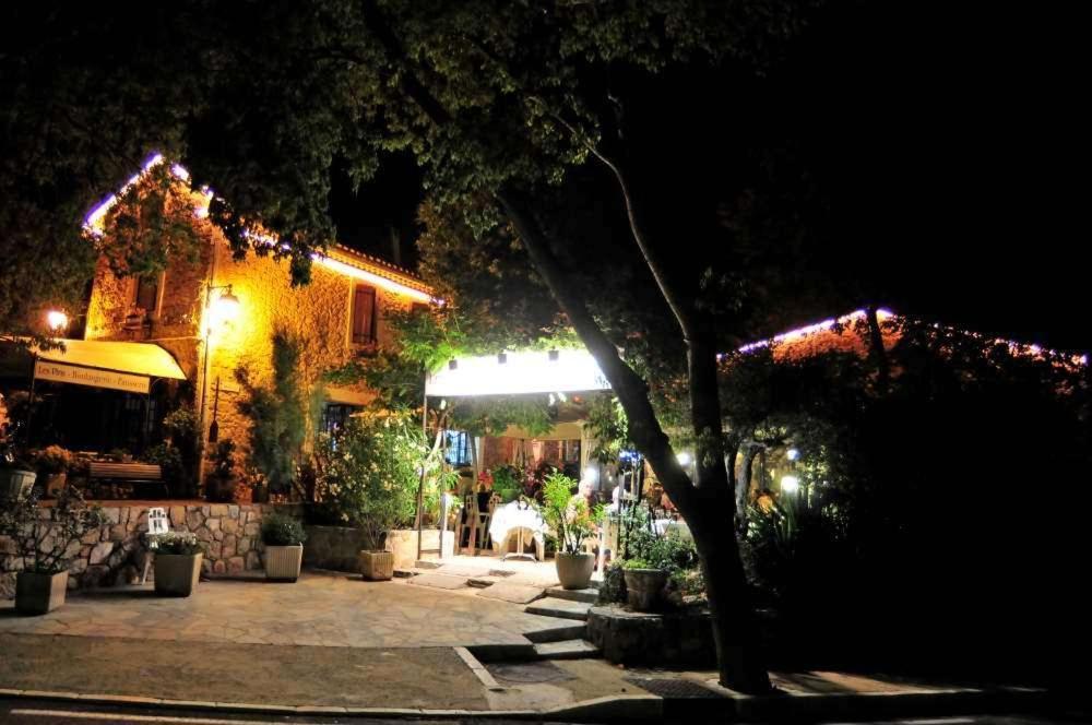 Les Pins Restaurant Et Chambre D'Hotes ซิญองส์-ลาเกสกาด ภายนอก รูปภาพ