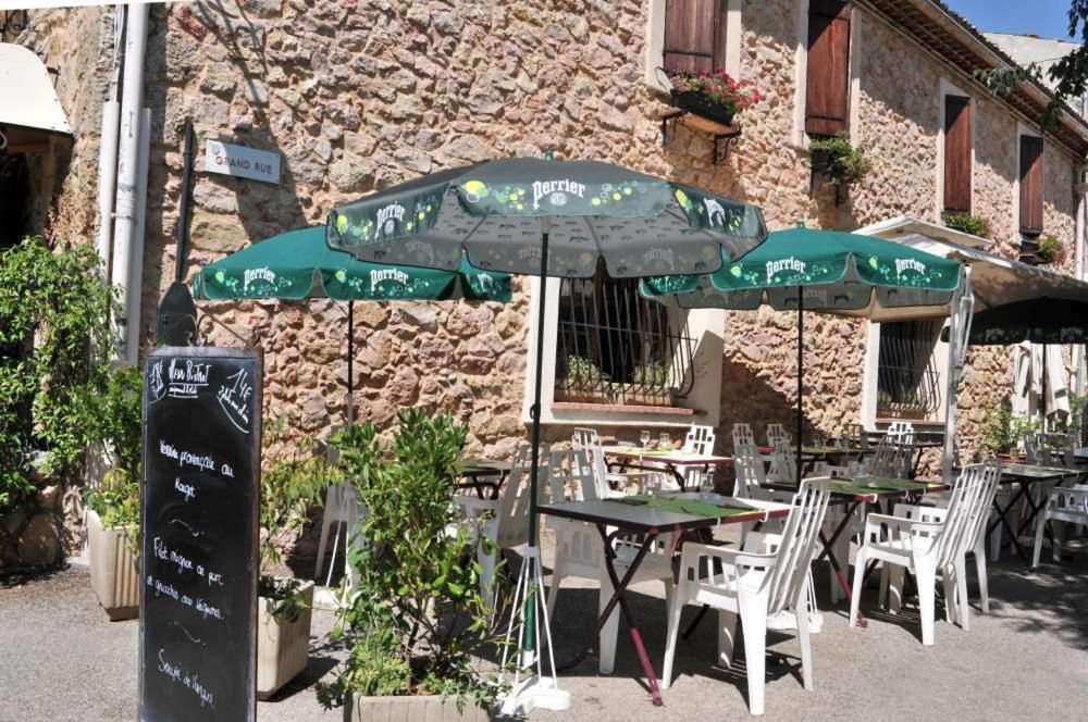 Les Pins Restaurant Et Chambre D'Hotes ซิญองส์-ลาเกสกาด ภายนอก รูปภาพ