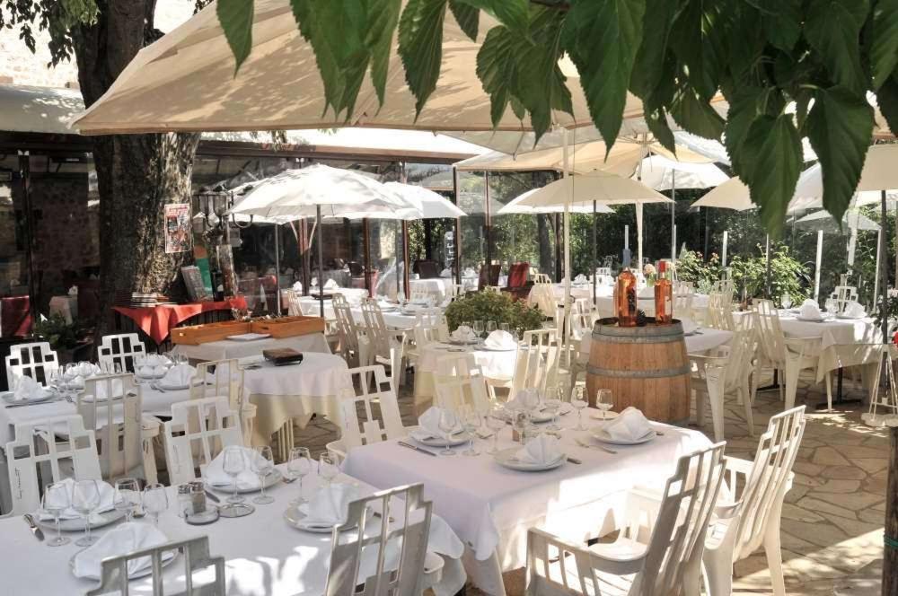 Les Pins Restaurant Et Chambre D'Hotes ซิญองส์-ลาเกสกาด ภายนอก รูปภาพ