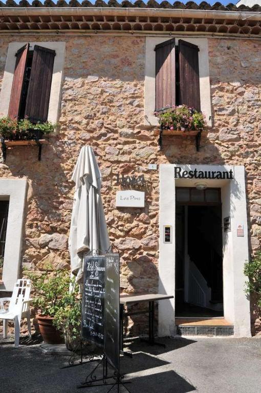 Les Pins Restaurant Et Chambre D'Hotes ซิญองส์-ลาเกสกาด ภายนอก รูปภาพ