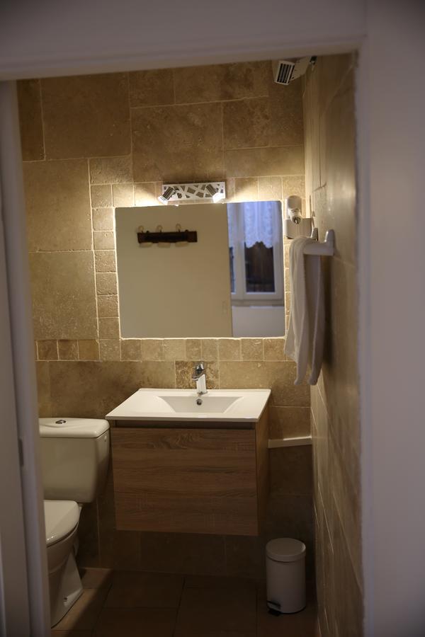 Les Pins Restaurant Et Chambre D'Hotes ซิญองส์-ลาเกสกาด ภายนอก รูปภาพ