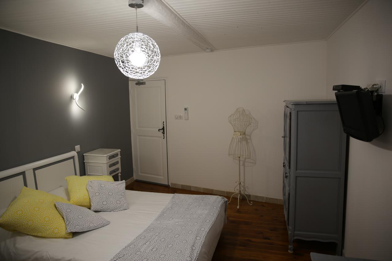 Les Pins Restaurant Et Chambre D'Hotes ซิญองส์-ลาเกสกาด ภายนอก รูปภาพ