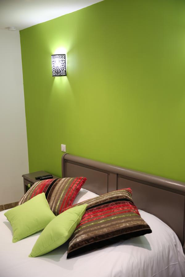 Les Pins Restaurant Et Chambre D'Hotes ซิญองส์-ลาเกสกาด ภายนอก รูปภาพ