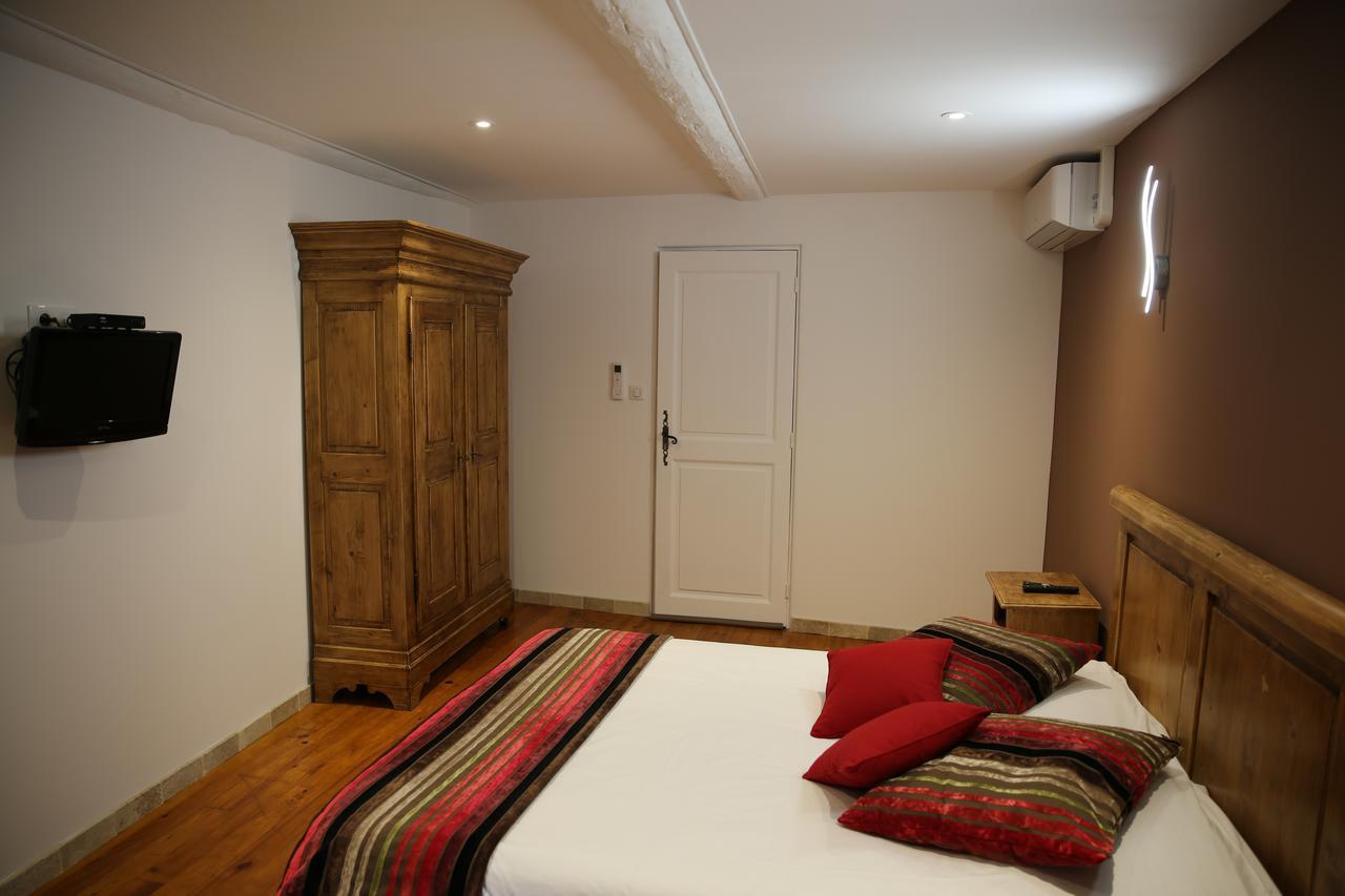 Les Pins Restaurant Et Chambre D'Hotes ซิญองส์-ลาเกสกาด ภายนอก รูปภาพ