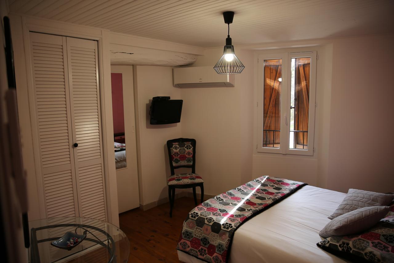 Les Pins Restaurant Et Chambre D'Hotes ซิญองส์-ลาเกสกาด ภายนอก รูปภาพ