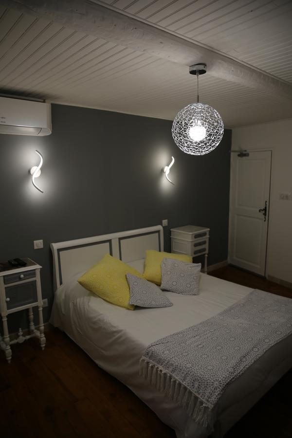 Les Pins Restaurant Et Chambre D'Hotes ซิญองส์-ลาเกสกาด ภายนอก รูปภาพ