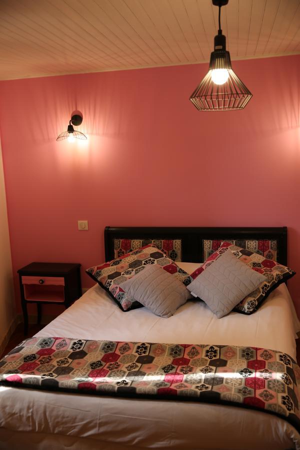 Les Pins Restaurant Et Chambre D'Hotes ซิญองส์-ลาเกสกาด ภายนอก รูปภาพ