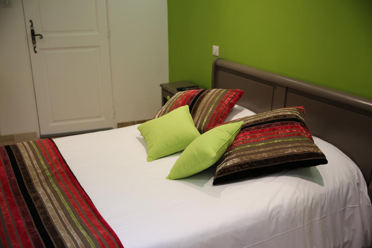 Les Pins Restaurant Et Chambre D'Hotes ซิญองส์-ลาเกสกาด ภายนอก รูปภาพ