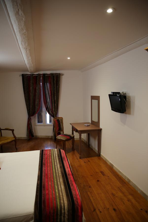 Les Pins Restaurant Et Chambre D'Hotes ซิญองส์-ลาเกสกาด ภายนอก รูปภาพ