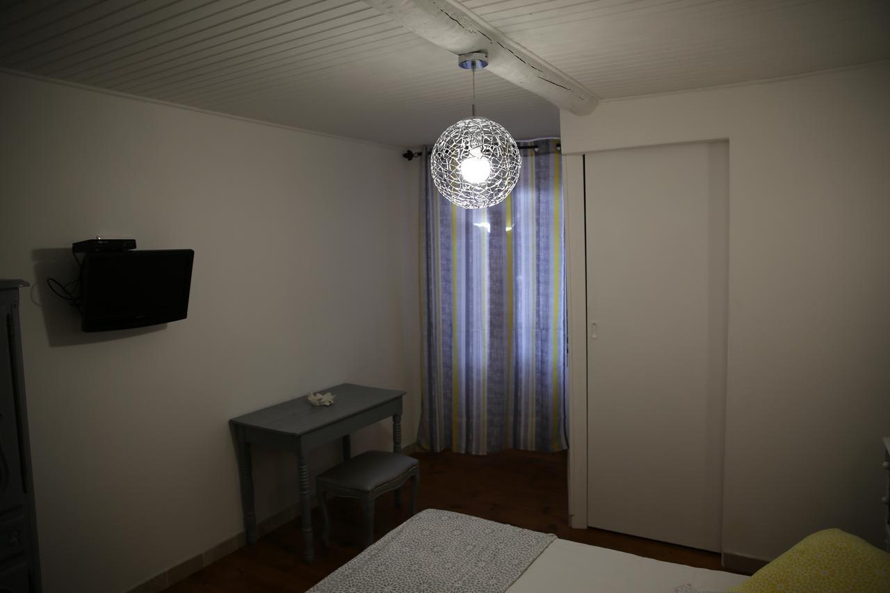 Les Pins Restaurant Et Chambre D'Hotes ซิญองส์-ลาเกสกาด ภายนอก รูปภาพ