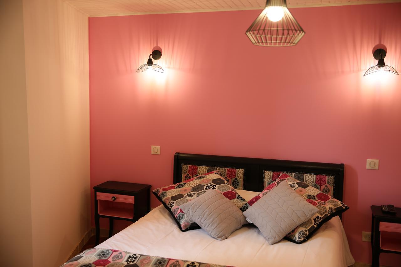 Les Pins Restaurant Et Chambre D'Hotes ซิญองส์-ลาเกสกาด ภายนอก รูปภาพ