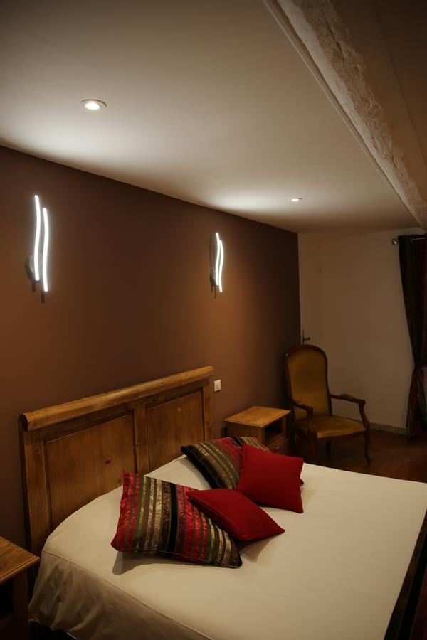 Les Pins Restaurant Et Chambre D'Hotes ซิญองส์-ลาเกสกาด ภายนอก รูปภาพ