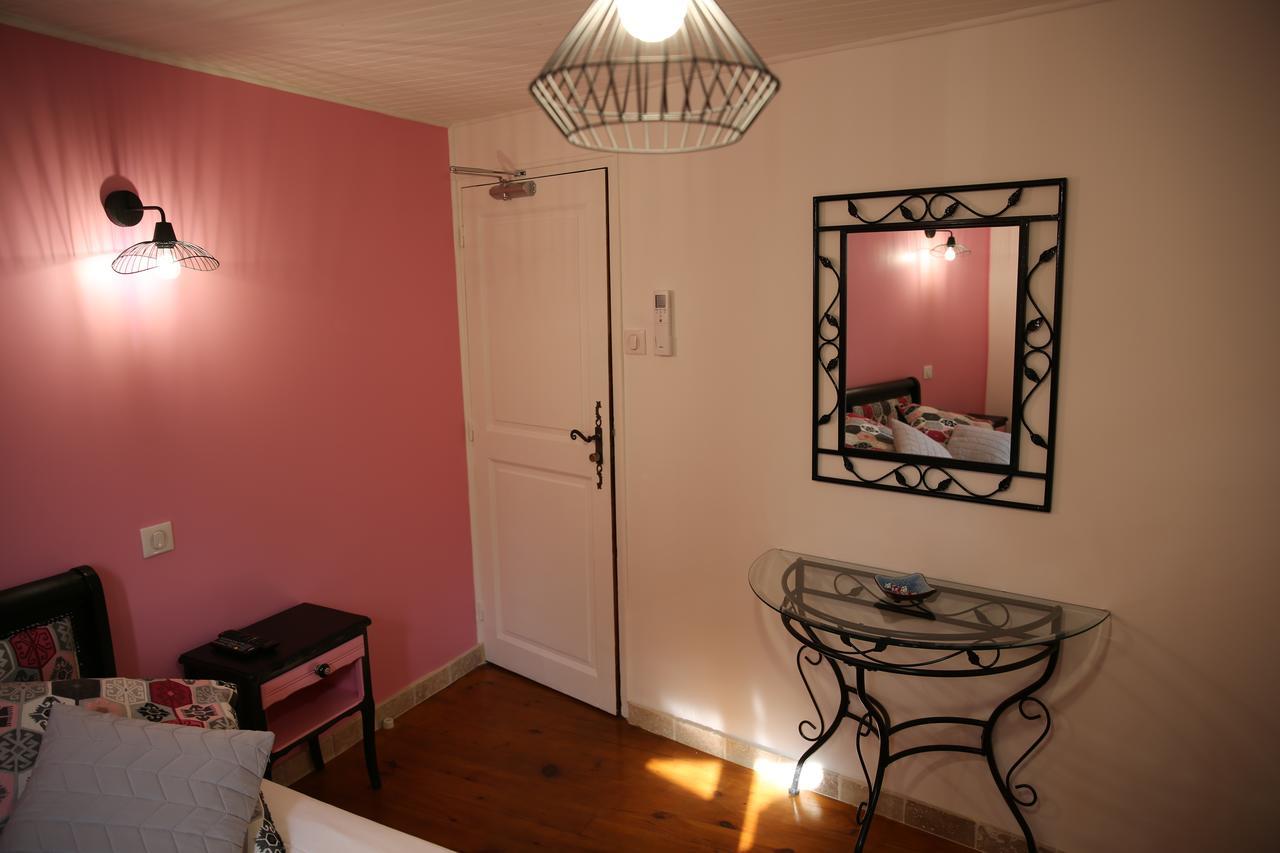 Les Pins Restaurant Et Chambre D'Hotes ซิญองส์-ลาเกสกาด ภายนอก รูปภาพ